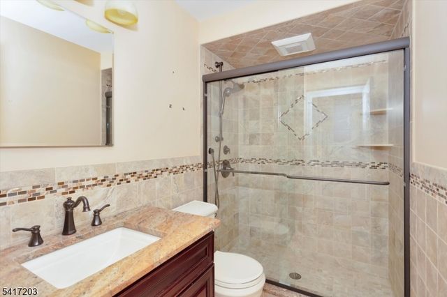 12 Wilson Ter, Waldwick Boro, NJ 07463