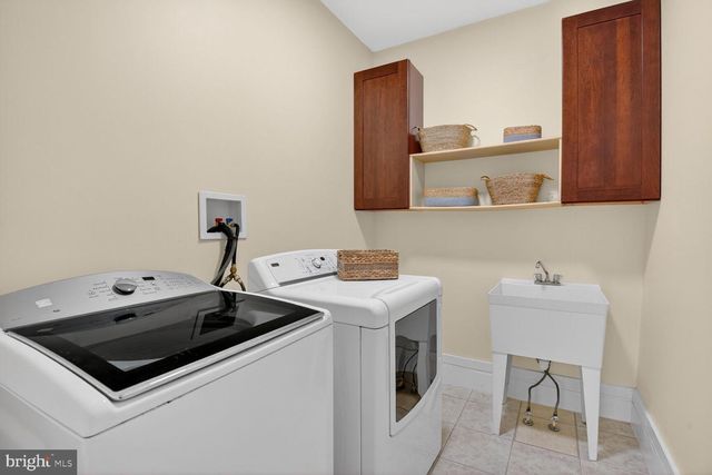 9715 SINGLETON DR, Bethesda, MD 20817