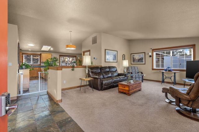 5800 NW 66th Lane, Redmond, OR 97756