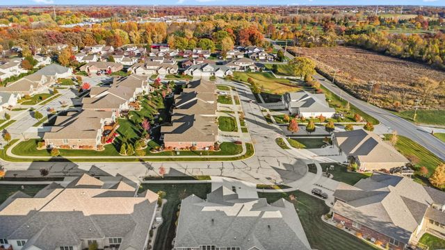 2331 Waterford Circle W, Schererville, IN 46375