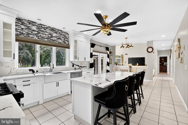 15 SCENIC DR, Ewing, NJ 08628