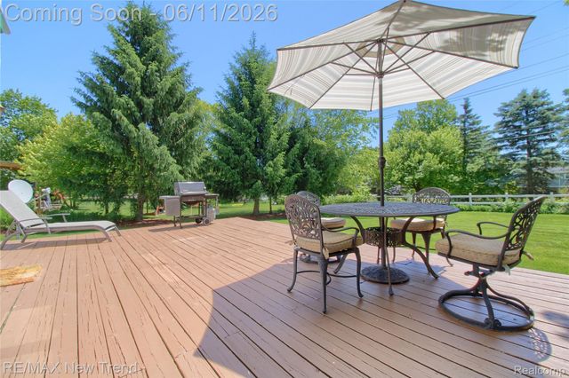 1063 Stable Lane, South Lyon, MI 48178