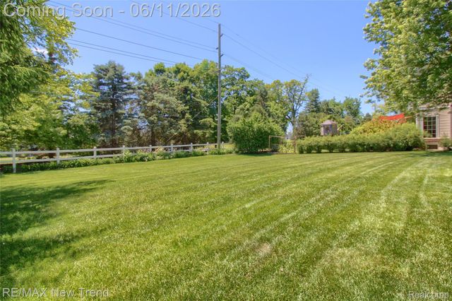 1063 Stable Lane, South Lyon, MI 48178