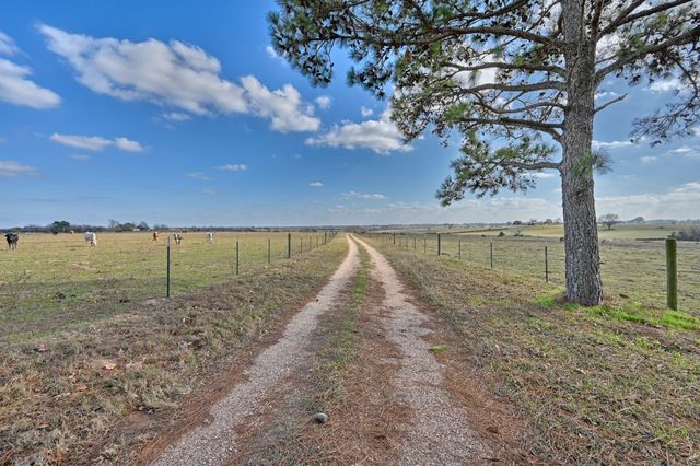 6921 Schulz Lane, Bleiblerville, TX 78931