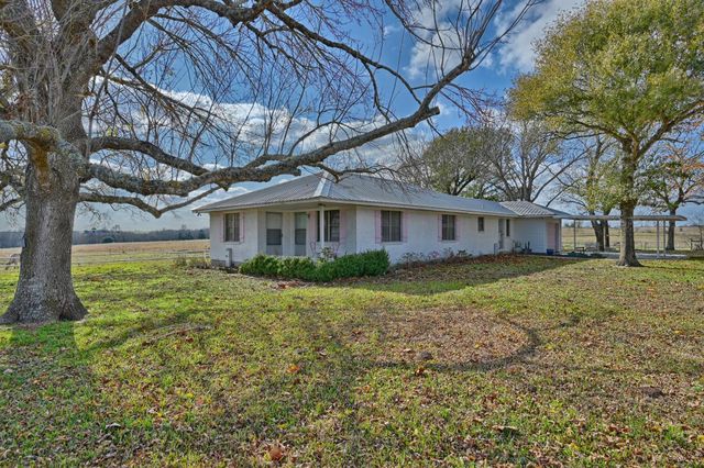 6921 Schulz Lane, Bleiblerville, TX 78931