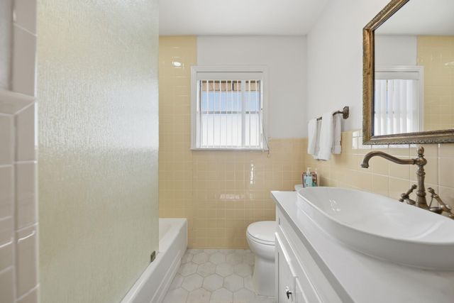 6921 Schulz Lane, Bleiblerville, TX 78931