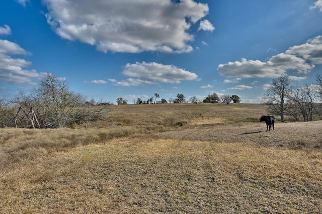 6921 Schulz Lane, Bleiblerville, TX 78931