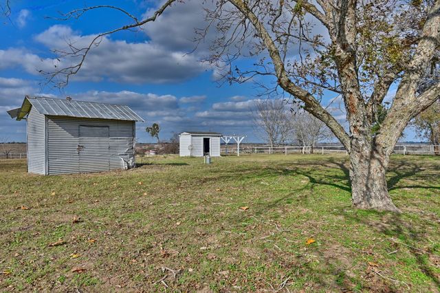 6921 Schulz Lane, Bleiblerville, TX 78931