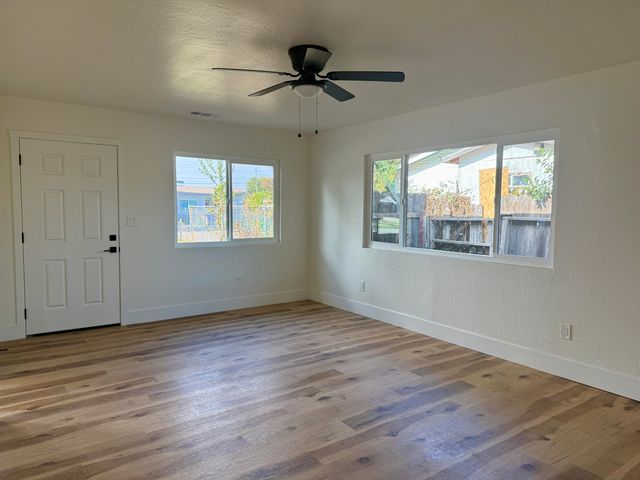 438 N Magnolia Avenue, Farmersville, CA 93223