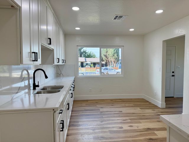 438 N Magnolia Avenue, Farmersville, CA 93223