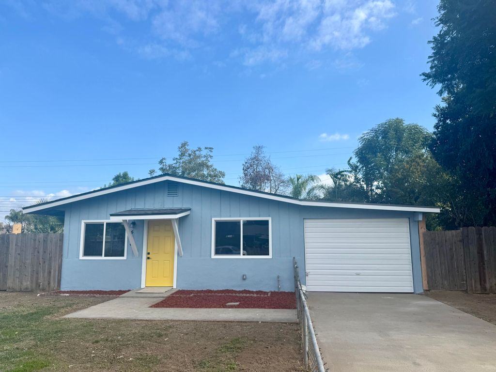 438 N Magnolia Avenue, Farmersville, CA 93223