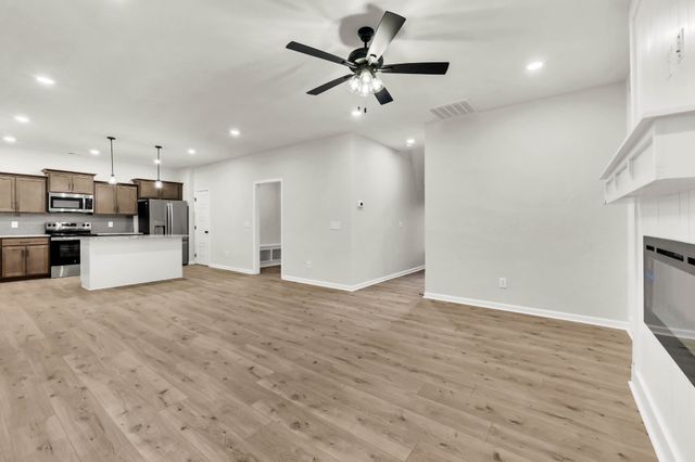 305 Wesson Dr, Clarksville, TN 37043