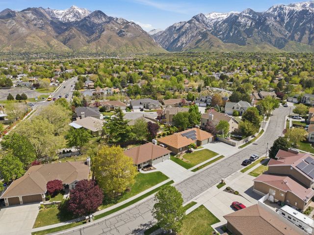 8917 S SUNRIDGE DR, Sandy, UT 84093