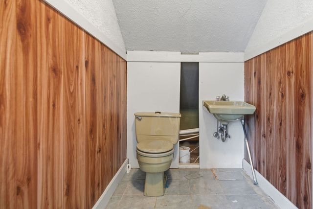 8 Jefferson Ave, Taunton, MA 02780
