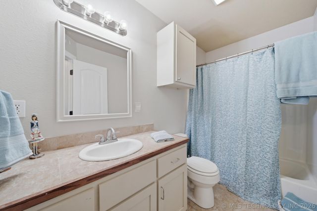 14252 E Lake Drive, Claremore, OK 74017