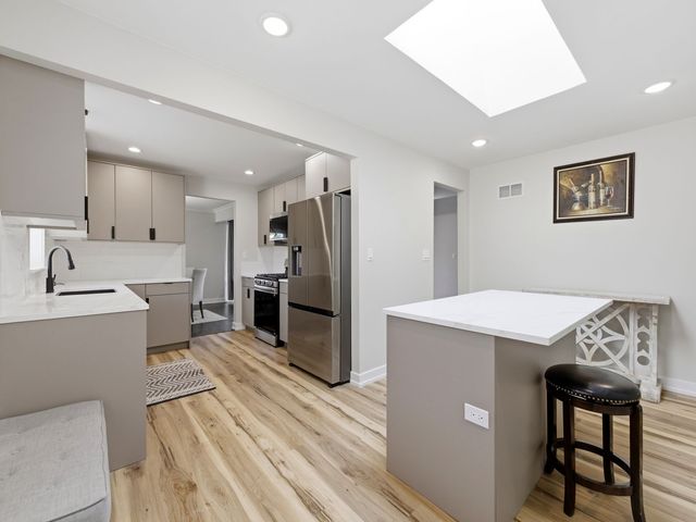 5544 Oakdale Drive, Oak Lawn, IL 60453