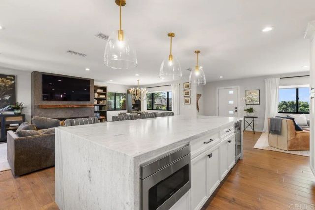 8675 Glenwick Lane, La Jolla, CA 92037