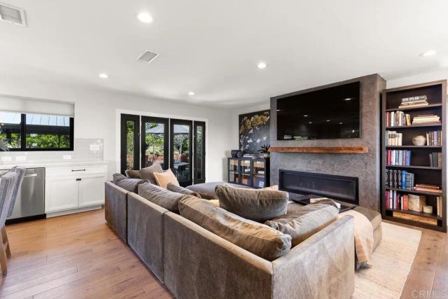 8675 Glenwick Lane, La Jolla, CA 92037