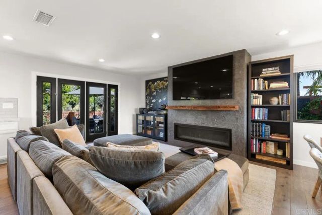 8675 Glenwick Lane, La Jolla, CA 92037