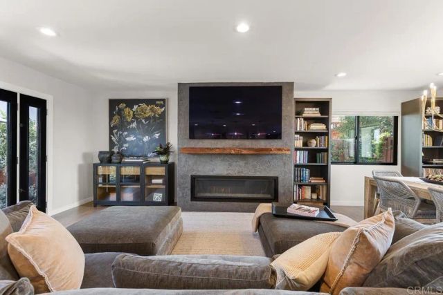 8675 Glenwick Lane, La Jolla, CA 92037