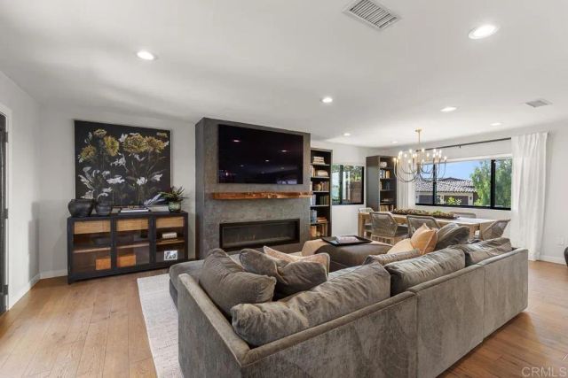 8675 Glenwick Lane, La Jolla, CA 92037