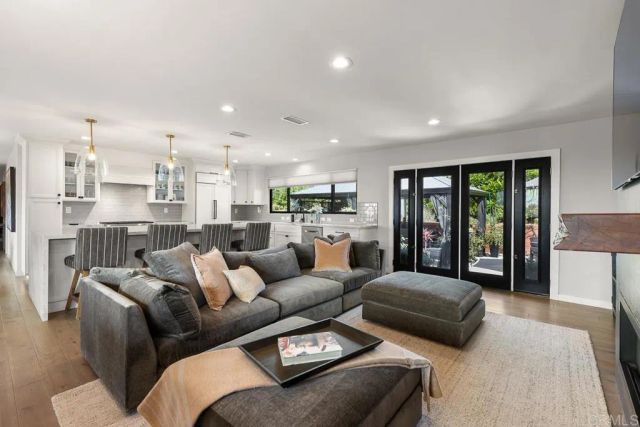 8675 Glenwick Lane, La Jolla, CA 92037