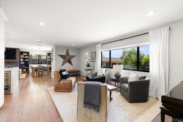 8675 Glenwick Lane, La Jolla, CA 92037