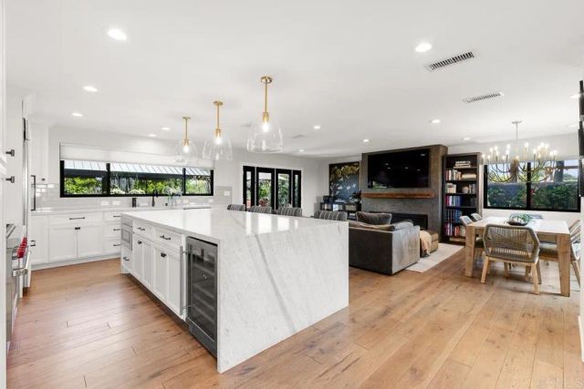 8675 Glenwick Lane, La Jolla, CA 92037