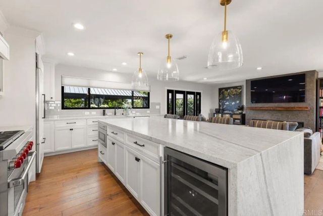 8675 Glenwick Lane, La Jolla, CA 92037