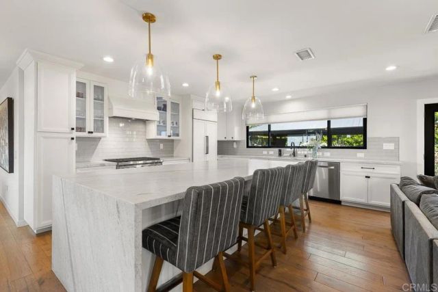 8675 Glenwick Lane, La Jolla, CA 92037