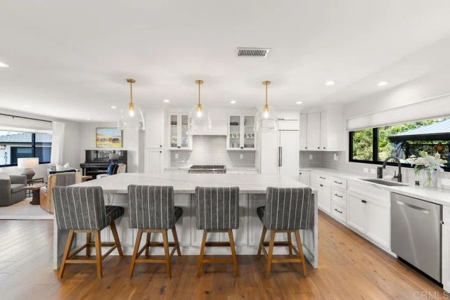 8675 Glenwick Lane, La Jolla, CA 92037