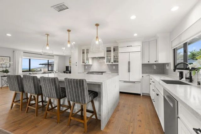 8675 Glenwick Lane, La Jolla, CA 92037