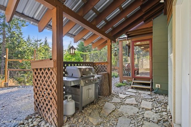 627 Y For Rd, Cocolalla, ID 83813