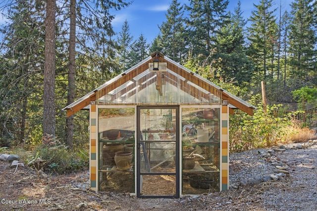 627 Y For Rd, Cocolalla, ID 83813