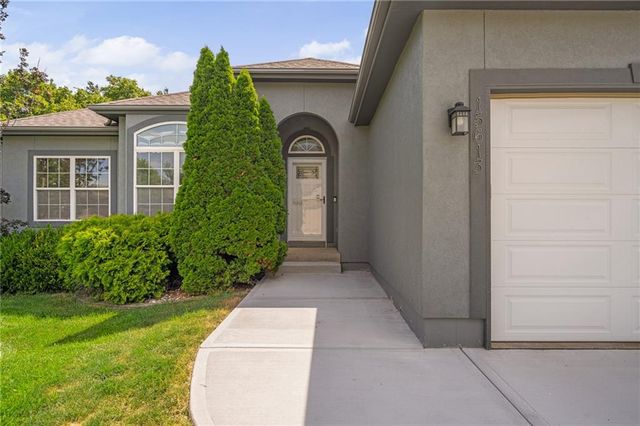 15613 White Drive, Belton, MO 64012