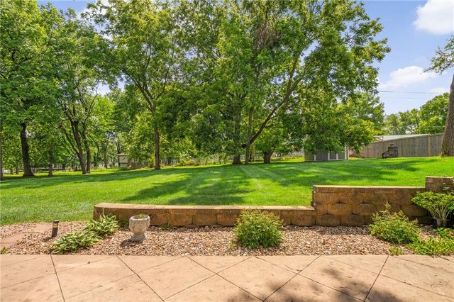 15613 White Drive, Belton, MO 64012