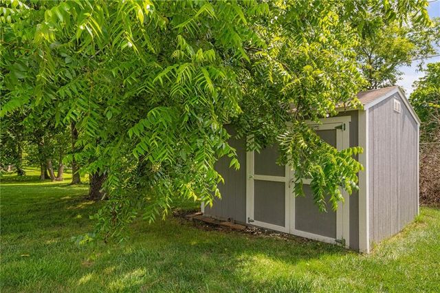 15613 White Drive, Belton, MO 64012