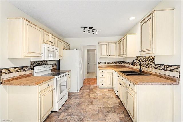 1609 Hargrove Drive, Mcleansville, NC 27301