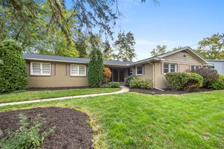 1560 Woodlawn Avenue, Grand Rapids, MI 49506