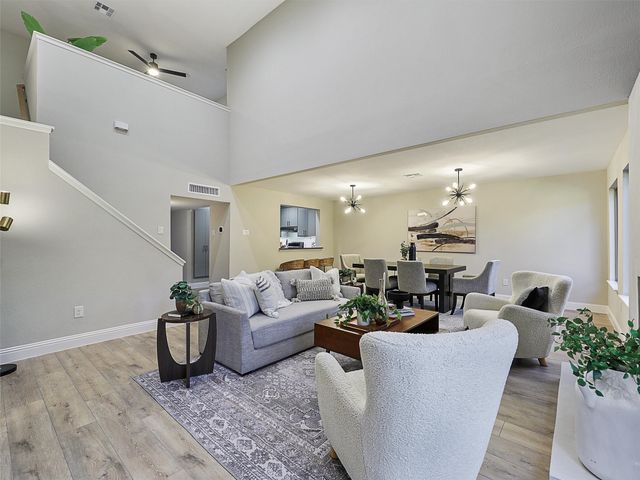 6704 E Northwest Highway, Dallas, TX 75231