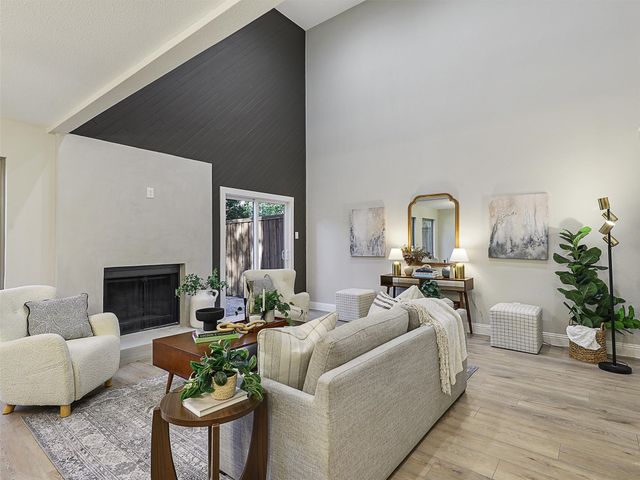 6704 E Northwest Highway, Dallas, TX 75231