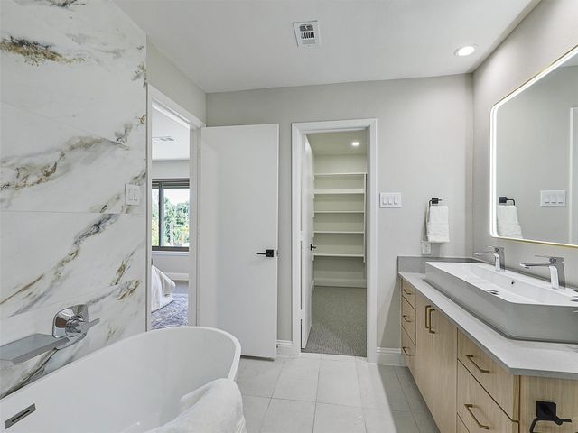 6704 E Northwest Highway, Dallas, TX 75231