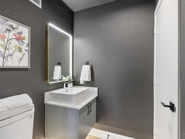 6704 E Northwest Highway, Dallas, TX 75231