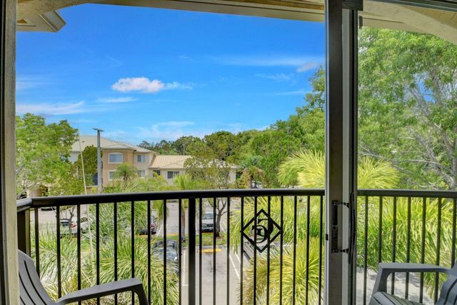 300 Crestwood Court N 307, Royal Palm Beach, FL 33411
