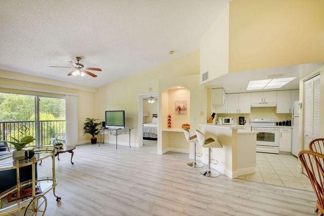 300 Crestwood Court N 307, Royal Palm Beach, FL 33411