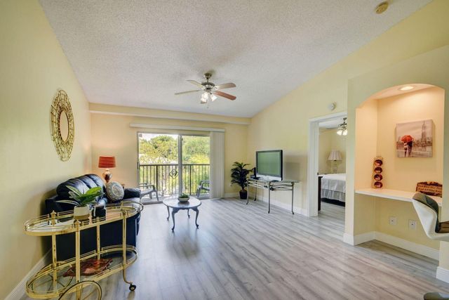 300 Crestwood Court N 307, Royal Palm Beach, FL 33411