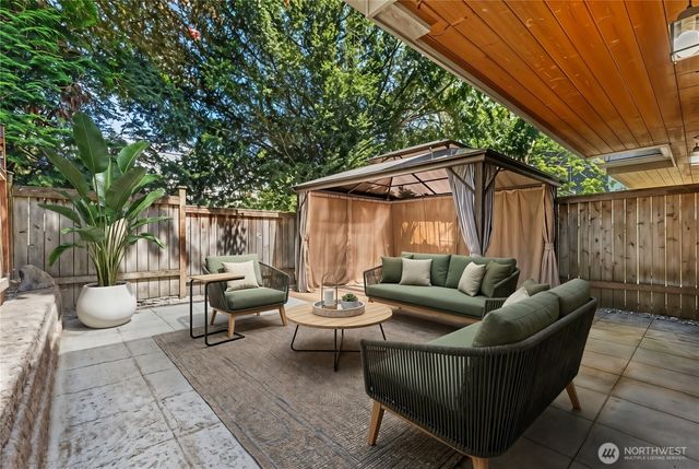 806 N 49th Street, Seattle, WA 98103