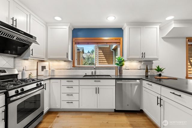 806 N 49th Street, Seattle, WA 98103