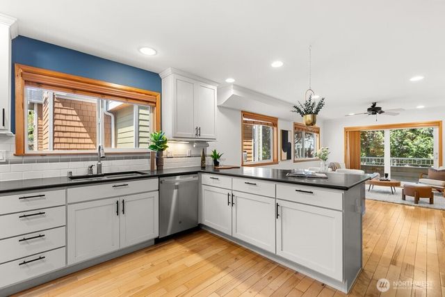 806 N 49th Street, Seattle, WA 98103