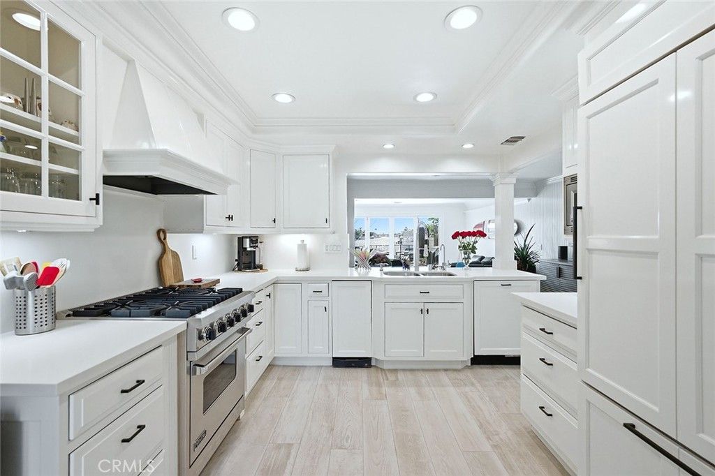 Image 11 of property listing at 16114 Bonaire Circle, Huntington Beach, CA 92649